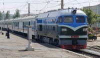朝鮮鐵路的東風4型內燃機車牽引51次列車通過鹽州站，編號내연213