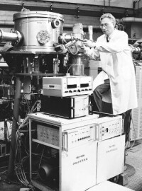 1988年在串列加速器R60°散射靶室做實驗。