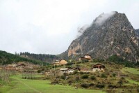 靠山集村