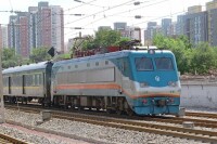 韶山9型0025號機車牽引T298次列車通過水南庄道口