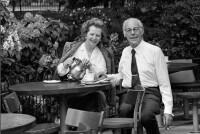 1985年，撒切爾和丈夫共享品茶時光