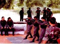 使用斯特林衝鋒槍訓練的印度女警察
