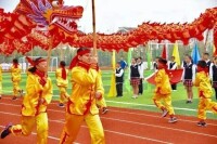 在金峨小學內，少年舞龍隊正在進行表演