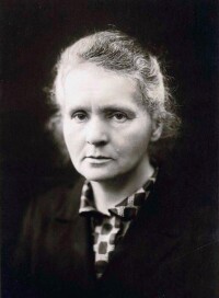 居里夫人（Marie Curie）是第一個獲得兩項諾貝爾獎的人：1903年的物理學和1911 年的化學。