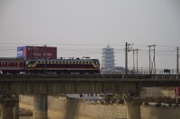 韶山7C型0012號機車牽引列車通過灞河鐵路橋