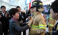 朴槿惠總統為《心跳》成員“穿衣”新聞圖