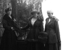 瑪麗王后和她的兩個女兒伊麗莎白和瑪麗亞在巴黎，1919年