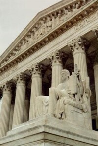 正門右側的雕塑“法律守護神”