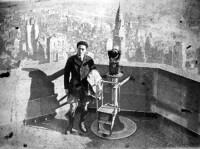 潘德明在紐約帝國大廈樓頂留影