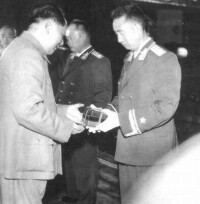 1955年9月27日，毛主席給徐向前授勛