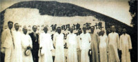1933年，鄒魯（左六）等人於中山大學石牌校區校訓石前合影。