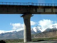 高聳入雲的大橋