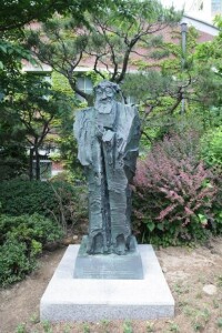 聳立於韓國仁濟大學吳為山雕塑公園內的《孔子》