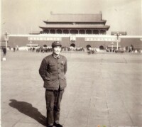 1976年3月嚴高鴻在北京天安門留影
