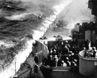 1945年4月11日，日戰機撞上密蘇里號前瞬間