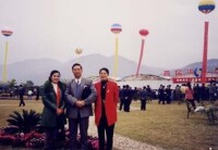 （圖）1999年，首屆海峽兩岸花卉博覽會在福建省漳浦縣隆重召開。張崢嶸與福建省漳州市文化局局長黃亞惠、師妹高少蘋(自左至右)在一起