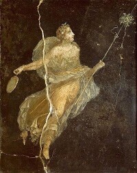 酒神的狂女邁那得斯身著絲綢外衣，該壁畫現存於義大利那不勒斯博物館。