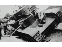 德軍檢查被遺棄的T-35A重型坦克
