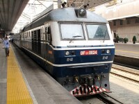 東風11型0024號機車牽引T5683次在北京西站