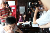 《漂在北京》作者張晴為讀者簽名1