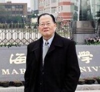 法學教授高文彬在上海海運學院（今上海海事大學）校門前