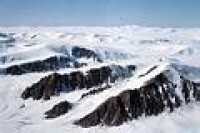 埃爾斯米爾島北部突出於冰蓋的冰原島峰