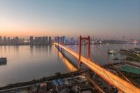鸚鵡洲大橋位於中國中南重鎮武漢中心區域