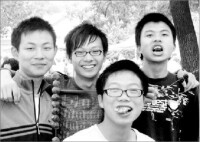 李健(後排右一)生前與同窗好友在一起。