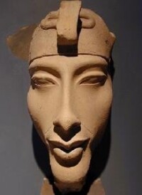 古埃及第十八王朝法老埃赫那吞頭大無比胸似女人