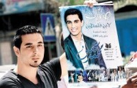 一名加沙青年手持阿薩夫的宣傳海報