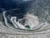新疆阿爾泰白雲母礦坑