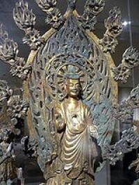 來自河北省正定縣的北魏公元524年的彌勒菩薩鍍金青銅像，現藏於紐約大都會藝術博物館 
