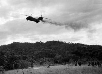 CH-46A被越軍火力擊中后墜毀