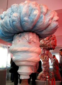 紀念展館中展出的原子彈和氫彈的蘑菇雲模型