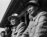1954年毛澤東和金日成在國慶典禮上(右)