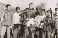 甘祖昌（左三）生前在家鄉帶領社員勞動
