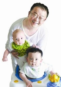王剛與2歲兒子和小外孫