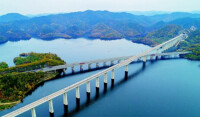 高速動車組列車通過丹江口水庫浪河特大橋