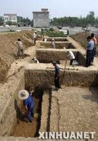 挖掘人員在禹墟遺址進行分層挖掘。