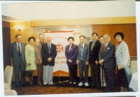 1998年滬江商學院張逸民教授在港與香港滬江大學校友會人士合影