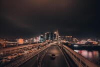 車輛通過千廝門嘉陵江大橋進入渝中區