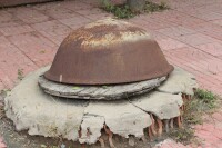 農村廢棄的鐵鍋當蓋子用