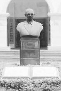 位於廈門大學經濟學院的王亞南校長的塑像