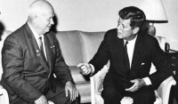 1961年，肯尼迪與赫魯曉夫會面