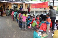 2015年9月陳塘鎮組織團員將愛心童鞋發給鎮小學學生