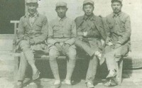 1944年，王鶴峰、王新亭（左二）、聶真、郭欽安在山西安澤縣桑曲