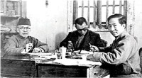 吳克堅（右1）在《新華日報》任總編輯