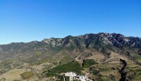 黑茶山及山下的四八烈士紀念館