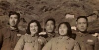 1953.12.與肖劍飛夫婦、江濤(中)在朝鮮