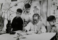 幼年時期隨祖父馬萬里習畫(左一)